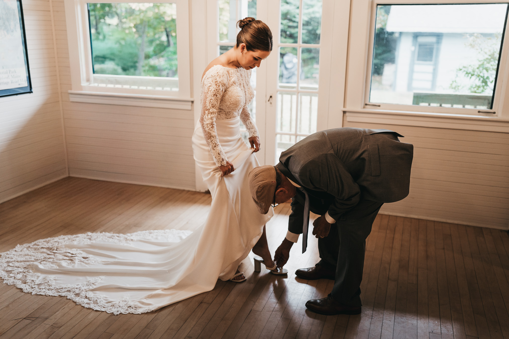Bride getting ready photos with family